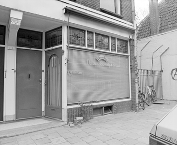 882336 Gezicht op de gesloten drukkerij van J.J.A. Wolters (Kapelstraat 11) te Utrecht.